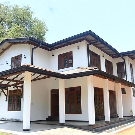 Silverline Guest House Anuradhapura Esterno foto