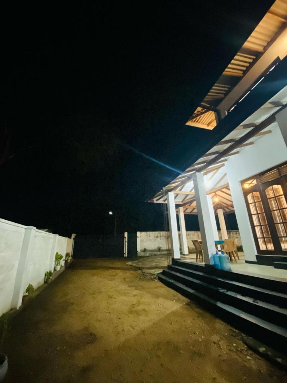 Silverline Guest House Anuradhapura Esterno foto