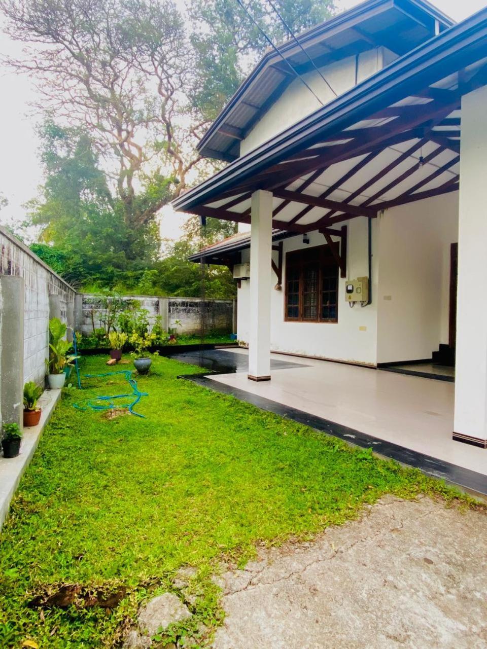 Silverline Guest House Anuradhapura Esterno foto